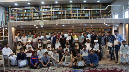 صورة لطلاب واساتذة دورة شيعة العراق مع العلامة البدري