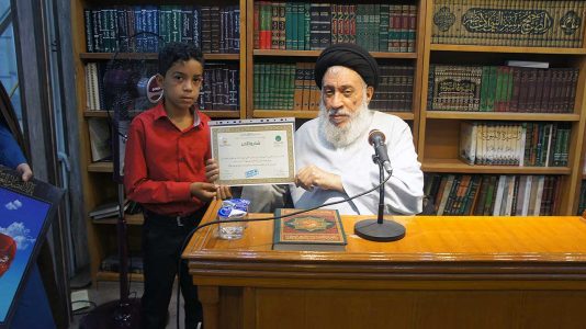 الطالب علي مرتضى الطفيلي يتسلم شهادة تقديرية لتلاوته العطرة للقرآني الكريم